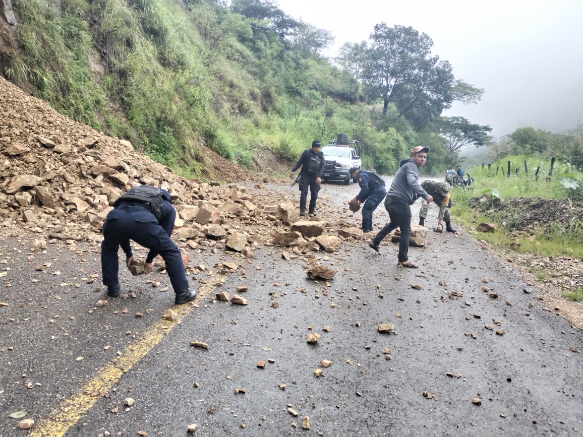 Deslaves en la carreteras Tepalcatepec- Coalcomán, Chinicuila- Coalcomán, y Aquila- Coahuayana, dónde hay cortes a la circulación; sin embargo, con apoyo de los Ayuntamientos se ha desplegado maquinaria para retirar los escombros y reestablecer el tránsito en breve.