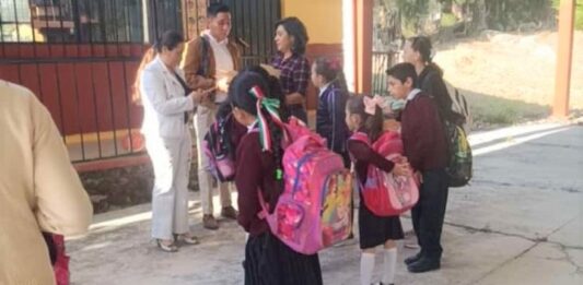 Con sus uniformes y mochilas alumnos de la Escuela Primaria Sor Juan Inés de la Cruz recibieron al nuevo maestro en la tenencia de La Escalera.