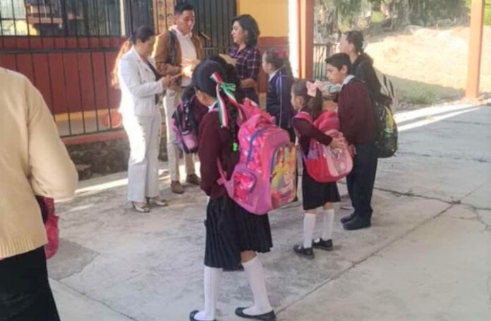 Con sus uniformes y mochilas alumnos de la Escuela Primaria Sor Juan Inés de la Cruz recibieron al nuevo maestro en la tenencia de La Escalera.