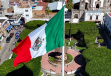 Plazas públicas se tiñen de verde, blanco y rojo