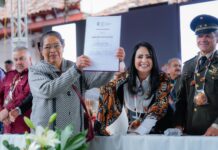 Entrega Gladyz Butanda 79 escrituras para vivienda en Huiramba