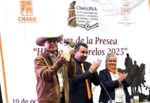 Ramón Hernández Yépez recibe la Presea Hidalgo y Morelos en Charo