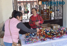Doña Polita, productora de esferas navideñas en Zinapécuaro