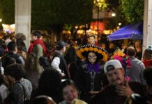 Tradición, color y miles de personas, en Desfile de Catrinas y Catrines 2025