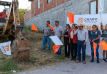 Gabriel Molinero pone en marcha la obra de pavimentación de la calle Santa Elena, en Charo
