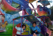 Disfrutan niños y jóvenes con discapacidad de juegos mecánicos sin costo