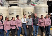 Se entregaron decenas de tinacos marca rotoplas