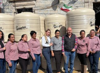 Se entregaron decenas de tinacos marca rotoplas