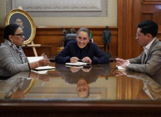 Sheinbaum conversa vía telefónica con el Papa León XIV y lo invita a visitar México