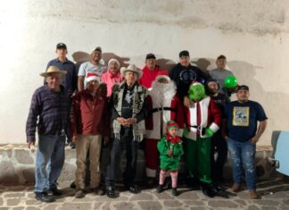 El Padre Pistolas y el Burrito “Filemón” regalan una Navidad de fe y alegría en Chucándiro