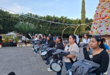 Dotan de uniformes a la Banda de Guerra Fénix del Pentatlón Deportivo