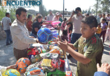 Gabriel Molinero festeja el Día de Reyes con niños de las comunidades de Charo