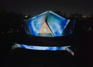 Gladyz Butanda supervisa pruebas para videomapping del Planetario de Morelia
