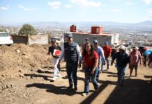 Yankel Benítez supervisa obra en Ciudad Jardín en compañía de vecinas y vecinos