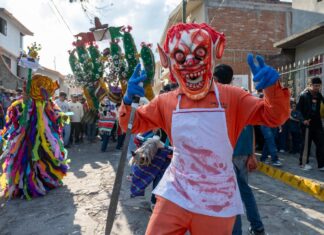 Los barrios toman las calles; inicia el Carnaval de los Toritos de Petate en Charo