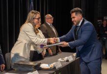 Rectora entrega cartas de pasante a egresados de la Licenciatura en Biotecnología