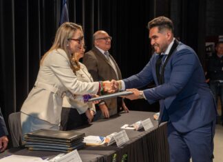 Rectora entrega cartas de pasante a egresados de la Licenciatura en Biotecnología