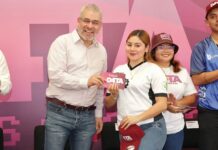 Bedolla entrega tarjetas SIM y chips de D4TA, datos gratis a estudiantes del Tec de Huetamo