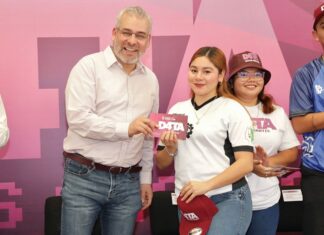 Bedolla entrega tarjetas SIM y chips de D4TA, datos gratis a estudiantes del Tec de Huetamo