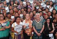 En Oaxaca, la Presidenta reconoce a mujeres traductoras y presenta la Cartilla de Derechos de las Mujeres traducida a 67 lenguas indígenas