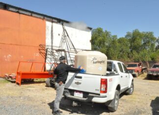 Entrega Gabriel Molinero tinacos subsidiados en Charo