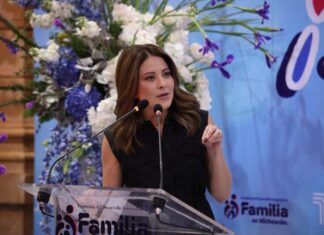 Recibe Paola Delgadillo Hernández, presidenta de DIF Morelia, reconocimiento del Congreso del Estado