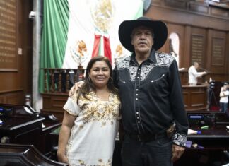 Apoya Belinda Iturbide con obras sociales en Chucándiro