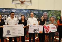 Adultos mayores de Queréndaro y de Zinapécuaro reciben visas de Refami y tarjetas Orgullo Migrante