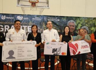 Adultos mayores de Queréndaro y de Zinapécuaro reciben visas de Refami y tarjetas Orgullo Migrante