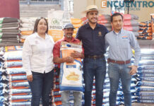 Impulsa Alexis Velázquez al campo de Huandacareo con entrega de Semilla