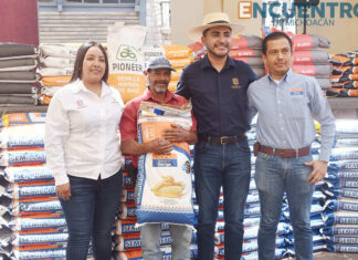 Impulsa Alexis Velázquez al campo de Huandacareo con entrega de Semilla