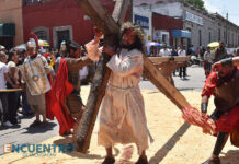 Indaparapeo vive con fe y respeto el Vía Crucis Viviente