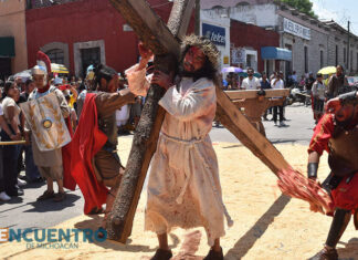 Indaparapeo vive con fe y respeto el Vía Crucis Viviente