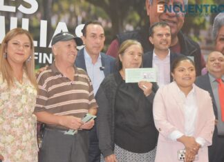 Adultos mayores de Cuitzeo y Zinapécuaro reciben visas Refami y tarjetas Orgullo Migrante