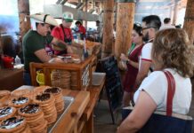 Michoacanos agotan productos y superan expectativas de ventas en Los Pinos