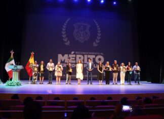 Entrega Alfonso Martínez Alcázar, premio a 10 destacados empleadas y empleados municipales