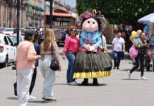 Turistas y visitantes disfrutan de la Semana Santa en Morelia
