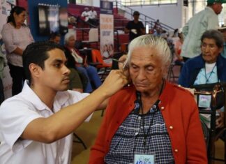 Entrega Indaparapeo aparatos auditivos a 27 adultos mayores y personas con discapacidad