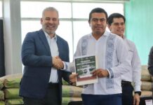 Bedolla inicia en Zitácuaro con entrega de cemento para rescatar el riego del campo