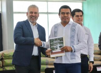 Bedolla inicia en Zitácuaro con entrega de cemento para rescatar el riego del campo