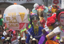 Desfile de Mojigangas llena de algarabía las fiestas en honor al Señor de la Salud