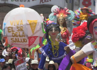 Desfile de Mojigangas llena de algarabía las fiestas en honor al Señor de la Salud