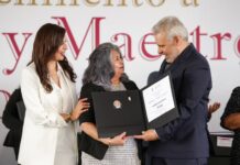 En el Día del Maestro, Bedolla reactiva pagos por defunción y premia décadas de labor docente