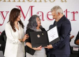 En el Día del Maestro, Bedolla reactiva pagos por defunción y premia décadas de labor docente
