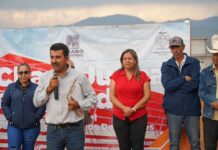 Entrega Gabriel Molinero gradas metálicas, en cancha de Irapeo