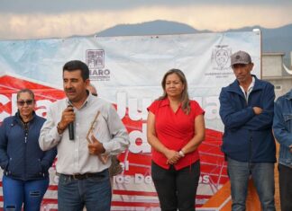 Entrega Gabriel Molinero gradas metálicas, en cancha de Irapeo