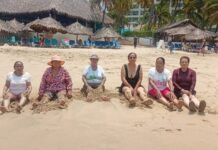 Disfrutan viaje a la playa adultos mayores de Charo