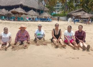 Disfrutan viaje a la playa adultos mayores de Charo