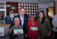 Semigrante entrega otras 8 visas más a adultos mayores de Zinapécuaro