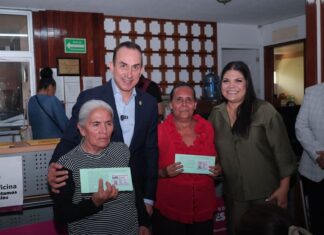 Semigrante entrega otras 8 visas más a adultos mayores de Zinapécuaro